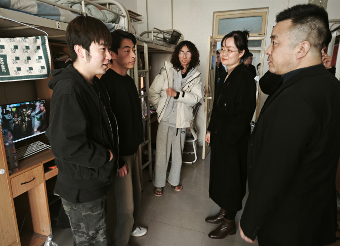 学院领导深入宿舍走访 温情关怀助力新学期启航