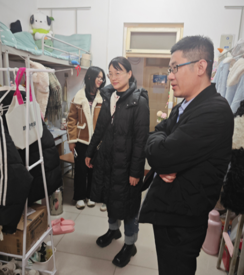 学院领导深入宿舍走访 温情关怀助力新学期启航