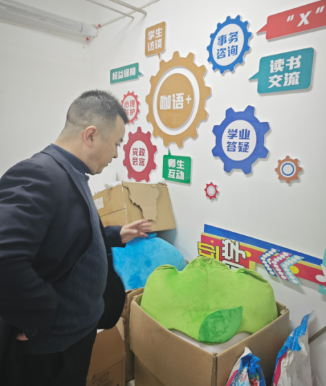 学院领导深入宿舍走访 温情关怀助力新学期启航